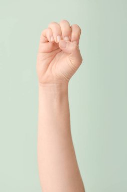 Renk arkaplanında E harfini gösteriyor. İşaret dili alfabesi