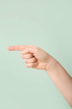 Renk arkaplanında G harfi görünüyor. İşaret dili alfabesi