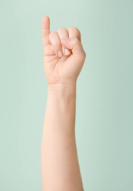 El yazısı I harfini renkli arkaplanda gösteriyor. İşaret dili alfabesi