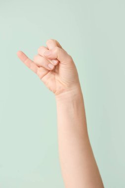 J harfini renkli arkaplanda gösteriyor. İşaret dili alfabesi