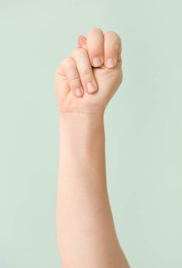 Renk arkaplanında N harfi görünüyor. İşaret dili alfabesi