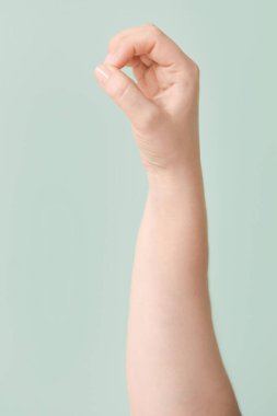 Renk arkaplanında 0 harfi gösteriliyor. İşaret dili alfabesi