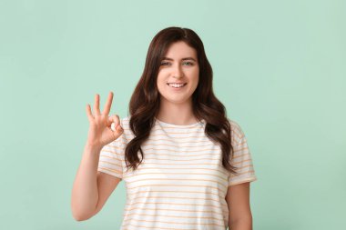 İşaret dilini arka planda kullanan sağır ve dilsiz bir kadın.