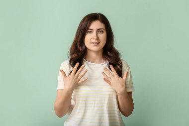 İşaret dilini arka planda kullanan sağır ve dilsiz bir kadın.