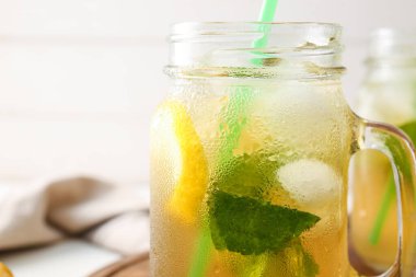 Mason kavanozu soğuk buzlu çay, yakın plan.