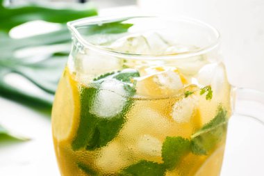 Bir sürahi lezzetli soğuk buzlu çay, yakın plan.