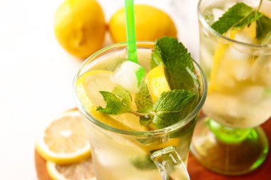 Bir fincan lezzetli soğuk buzlu çay, yakın plan.