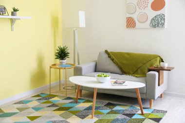 Odanın iç tarafındaki koltukta en iyi bilek masası.