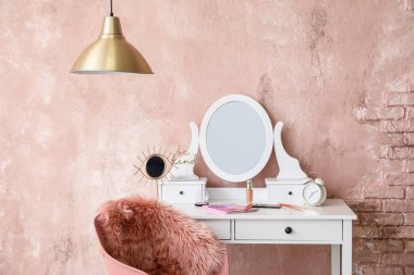 Modern soyunma odasında aynalı ve makyajlı masa.