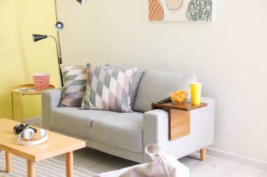 Odanın iç tarafındaki koltukta en iyi bilek masası.