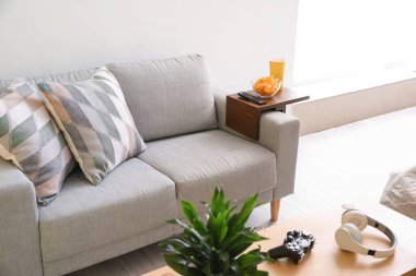 Odanın iç tarafındaki koltukta en iyi bilek masası.