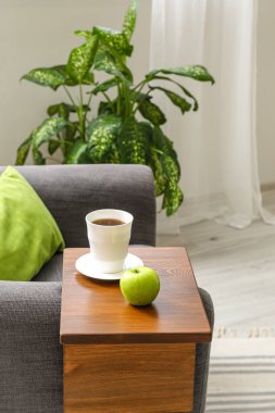 Oturma odasındaki koltukta elmalı çay.