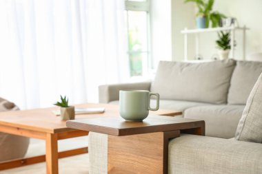 Oturma odasındaki koltukta bir fincan çay.