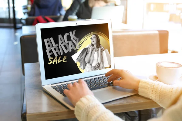 Ung Kvinna Som Använder Laptop För Shopping Caféet Black Friday — Stockfoto