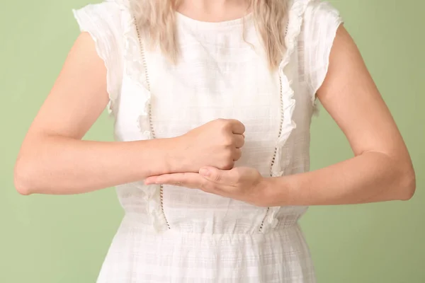 Şaret Dilini Arka Planda Kullanan Sağır Dilsiz Bir Kadın — Stok fotoğraf