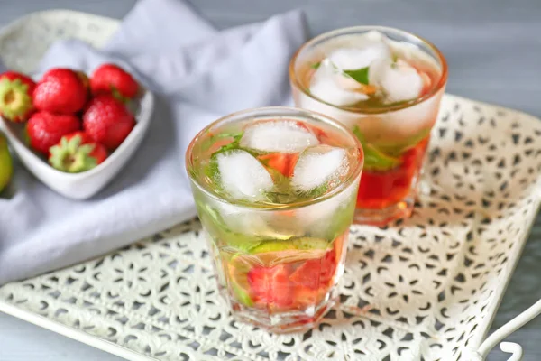 Bardaklar dolusu lezzetli çilekli mojito.