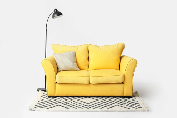 Stylowa Sofa Dywan Lampa Jasnym Tle — Zdjęcie stockowe