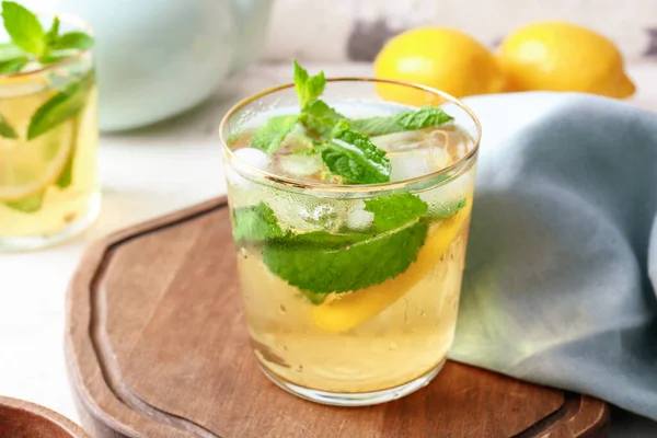 Bir bardak lezzetli soğuk buzlu çay.