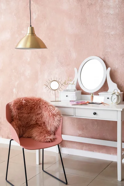 Bord Med Spegel Och Makeup Kosmetika Modernt Omklädningsrum — Stockfoto