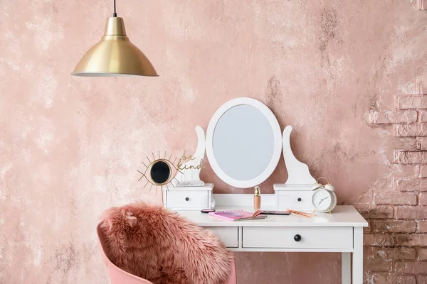 Modern soyunma odasında aynalı ve makyajlı masa.
