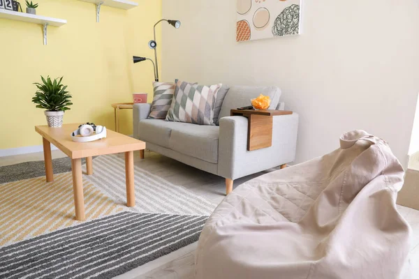 Odanın iç tarafındaki koltukta en iyi bilek masası.