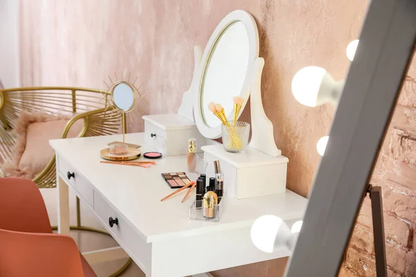 Mesa Con Espejo Cosméticos Maquillaje Vestidor Moderno — Foto de Stock