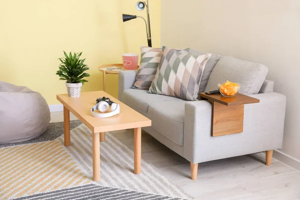 Odanın iç tarafındaki koltukta en iyi bilek masası.