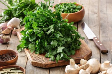 Ahşap arka planda taze maydanozlu tahta.