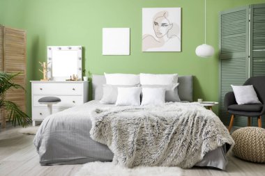 Modern yatak odasının iç dekorasyonu.