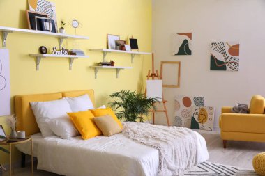 Modern yatak odasının iç dekorasyonu.