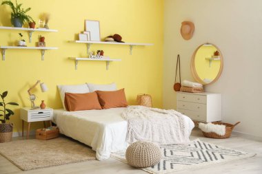 Modern yatak odasının iç dekorasyonu.