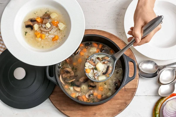 Mujer Vertiendo Sabrosa Sopa Arroz Olla Tazón — Foto de Stock