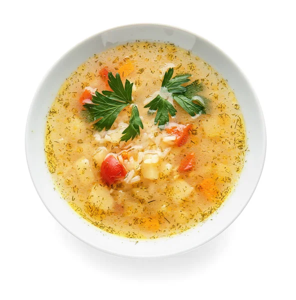 Beyaz arka planda bir kase lezzetli pirinç çorbası.