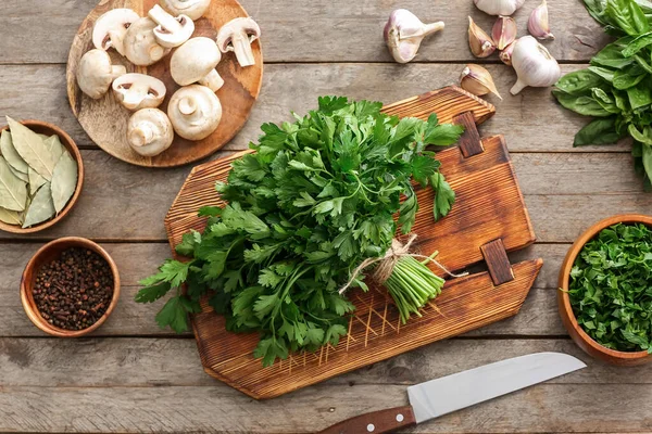 Board Fresh Parsley Mushrooms Spices Wooden Background — Stock Photo, Image