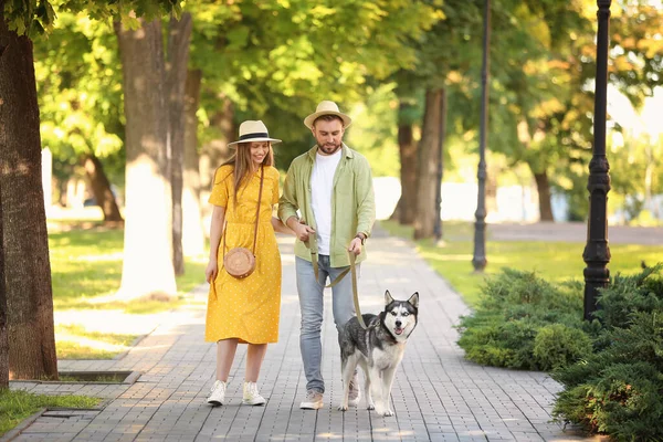 Pareja Joven Con Lindo Husky Perro Parque — Foto de Stock