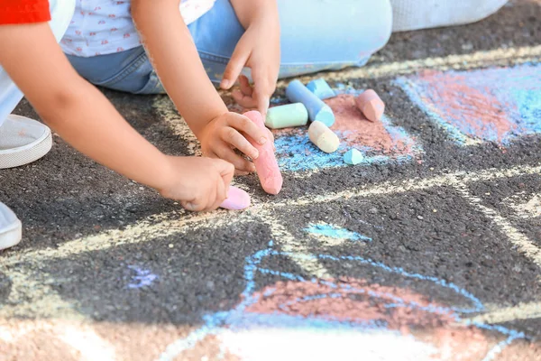 Kleine Kinder Malen Mit Kreide Auf Asphalt — Stockfoto