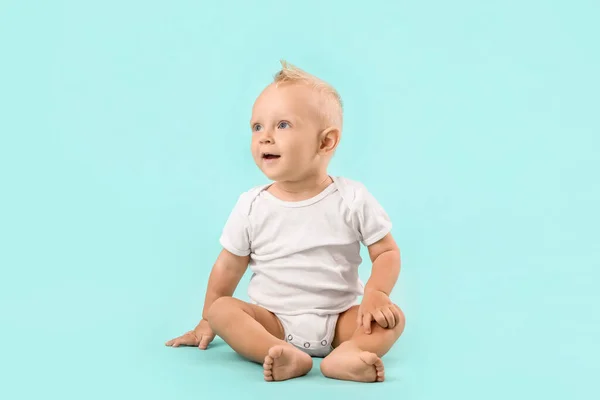 Renkli Arka Planda Şirin Küçük Bebek Portresi — Stok fotoğraf