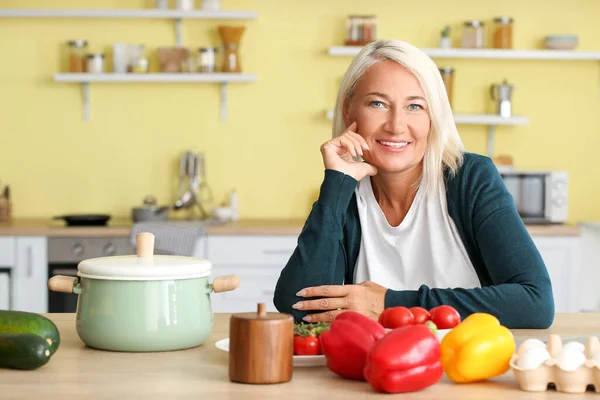 Mature Woman Cooking Dinner Home — Stock Photo, Image