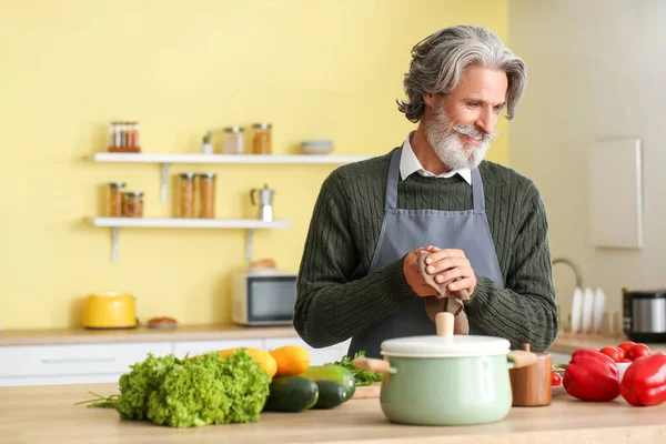 Mature Man Cooking Dinner Home — Stock Photo, Image