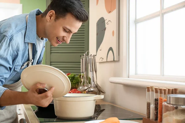 台所で料理をする若い男 — ストック写真