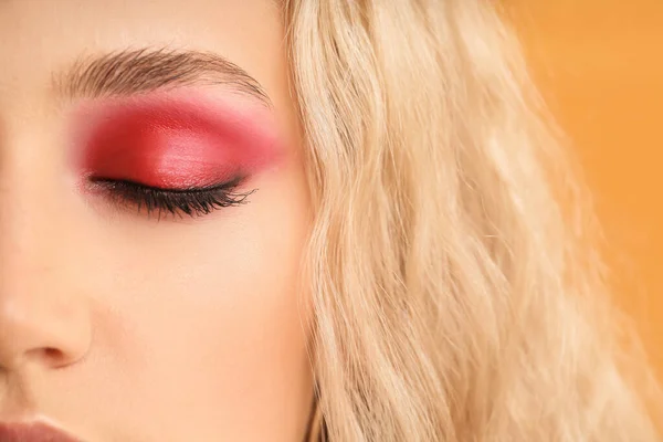 Mujer Joven Con Hermosas Sombras Ojos Fondo Color Primer Plano — Foto de Stock