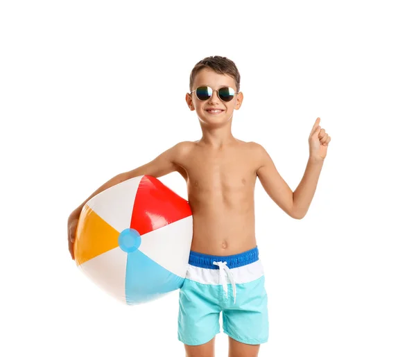 Ragazzino Con Pallone Spiaggia Sfondo Bianco — Foto Stock