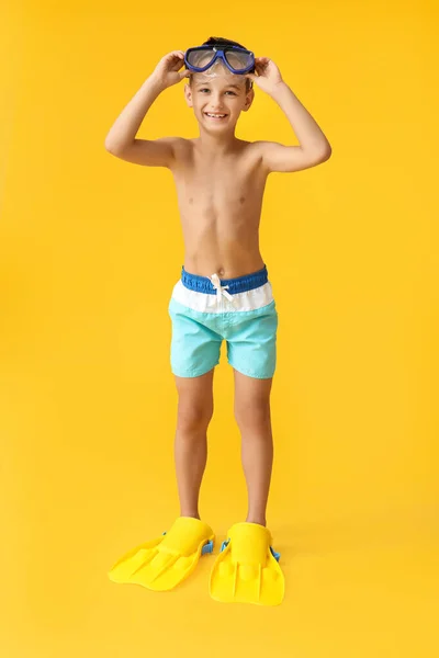 Şnorkel Maskeli Arka Planda Kürek Çeken Küçük Bir Çocuk — Stok fotoğraf