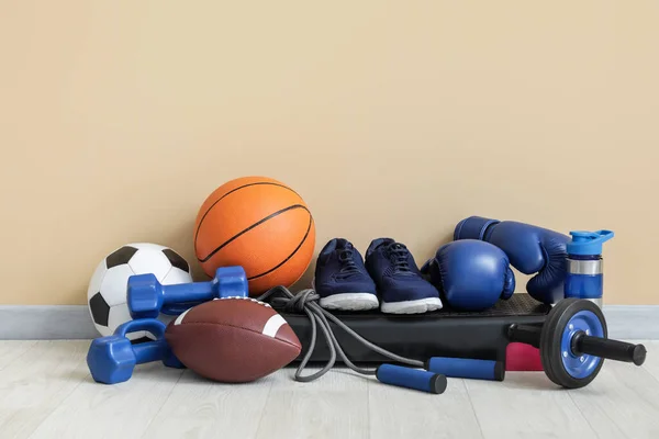 Conjunto Equipamentos Esportivos Chão Perto Parede Cores — Fotografia de Stock