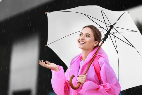 Hermosa Mujer Joven Con Paraguas Con Impermeable Aire Libre — Foto de Stock