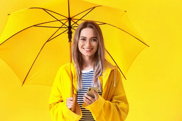 Hermosa Mujer Joven Impermeable Con Paraguas Sobre Fondo Color — Foto de Stock