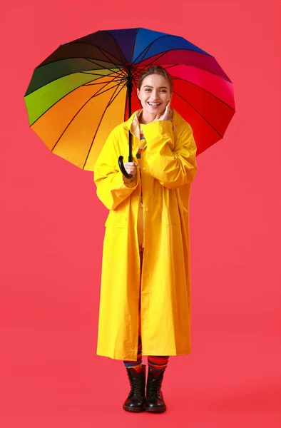 Hermosa Mujer Joven Impermeable Con Paraguas Sobre Fondo Color — Foto de Stock