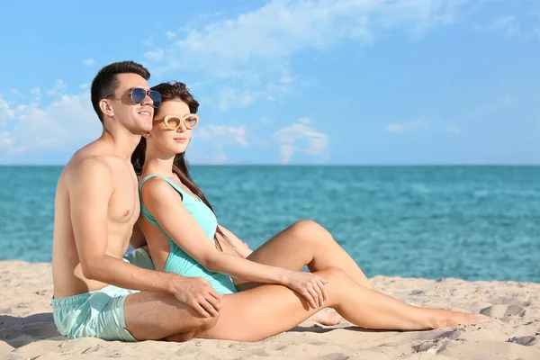 Joyeux Jeune Couple Sur Plage Mer — Photo