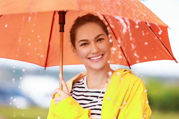 Hermosa Mujer Joven Con Paraguas Con Impermeable Aire Libre — Foto de Stock