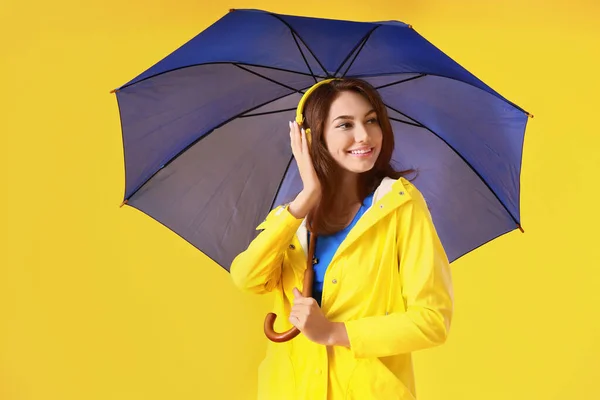 Hermosa Mujer Joven Impermeable Con Paraguas Sobre Fondo Color — Foto de Stock